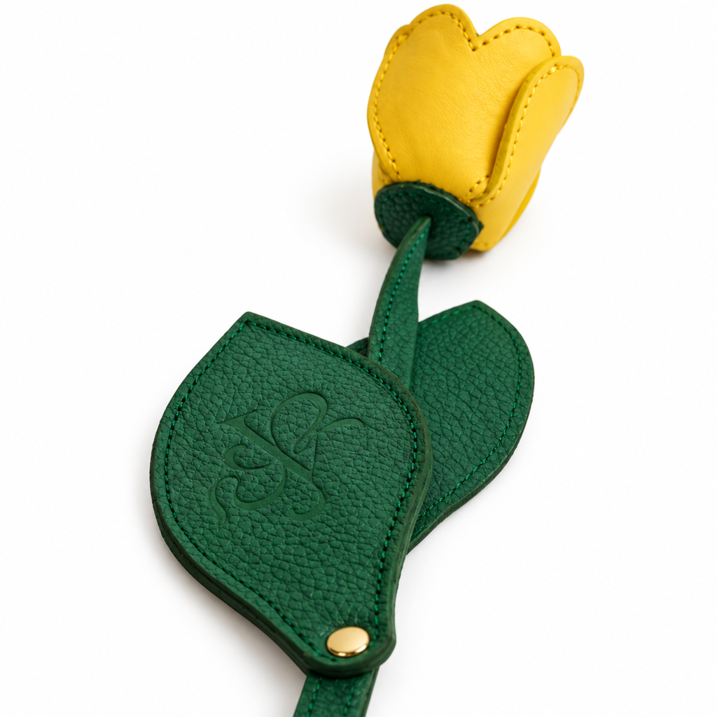 Charm de tulipán con hojas verdes y argolla dorada
