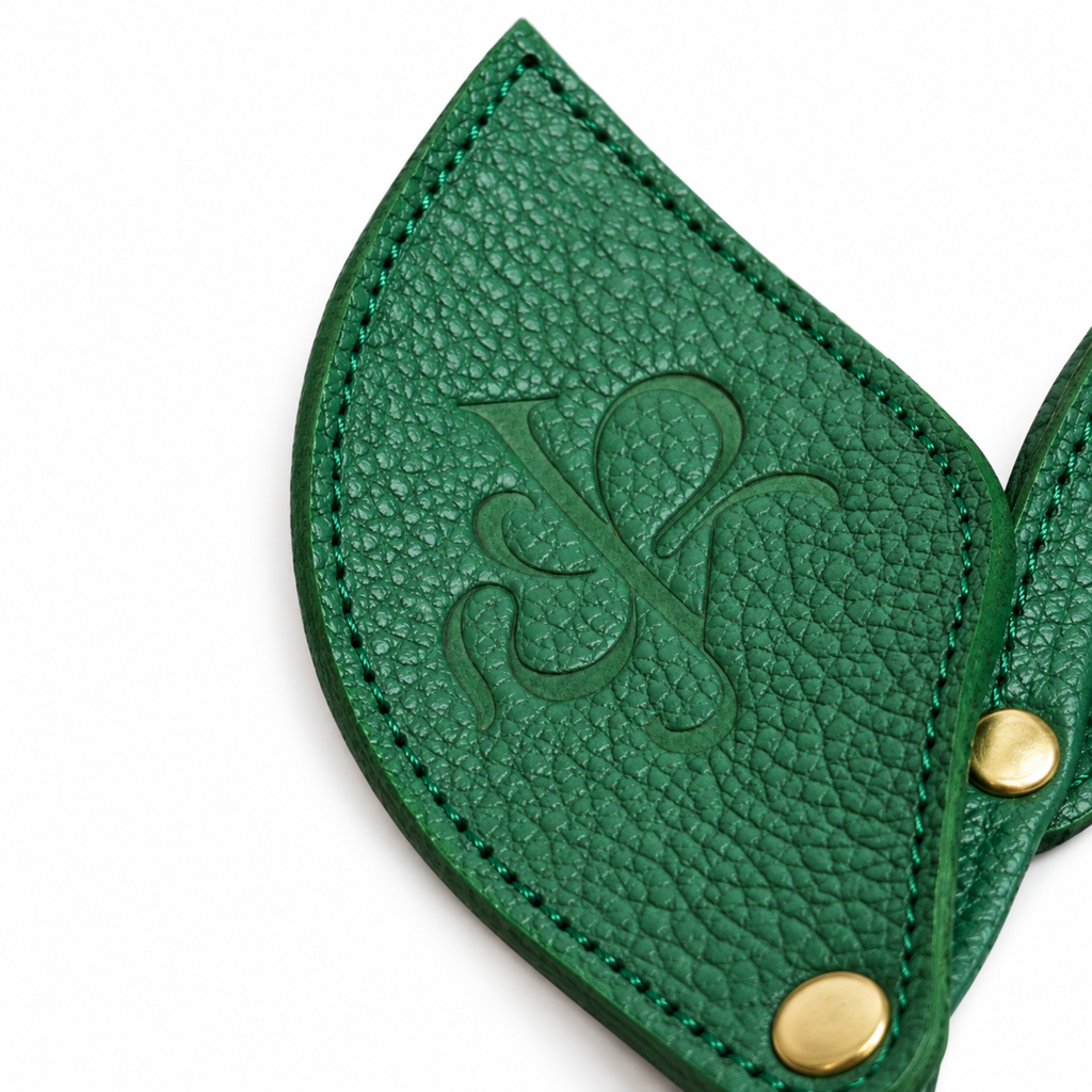 Charm de tulipán con hojas verdes y argolla dorada