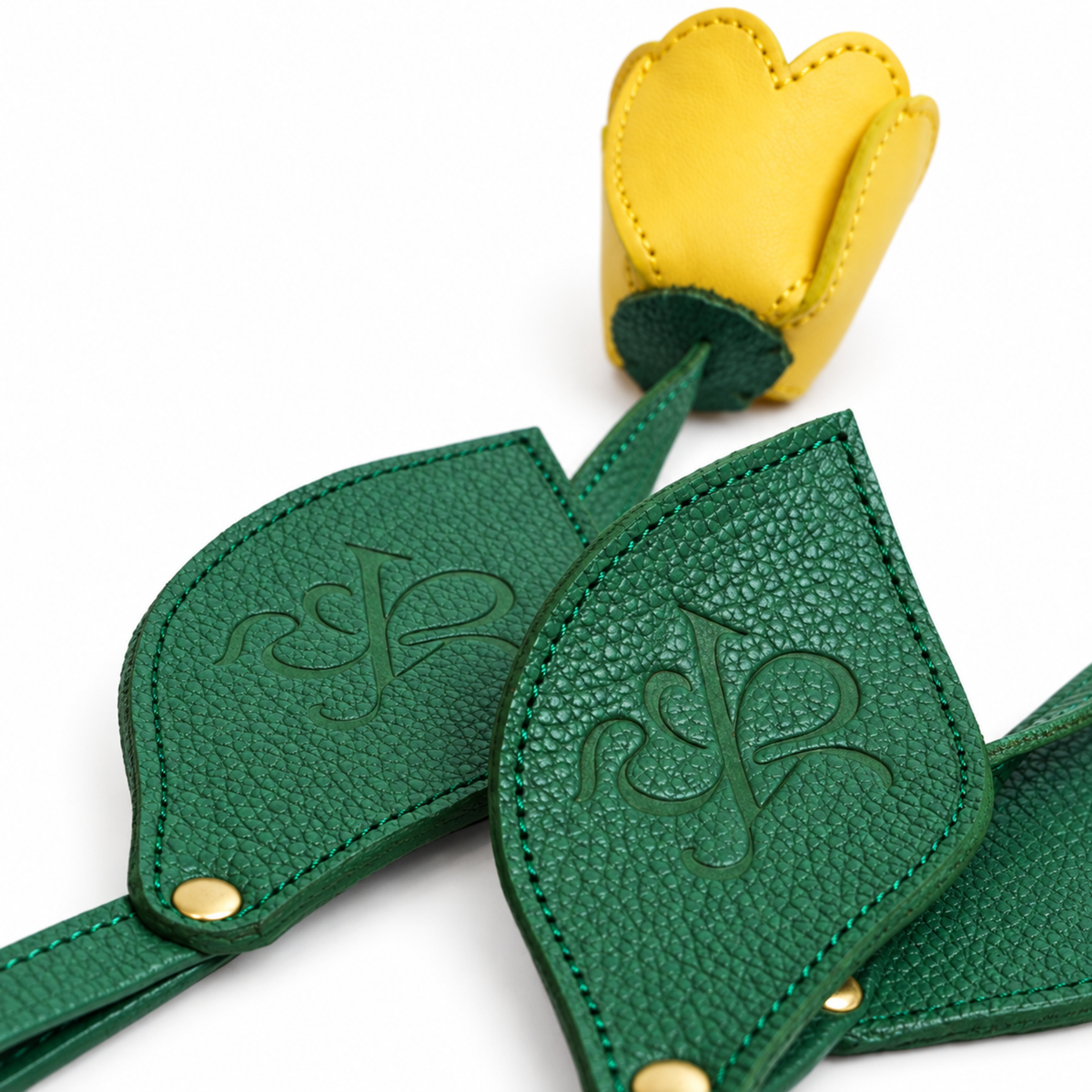 Charm de tulipán con hojas verdes y argolla dorada